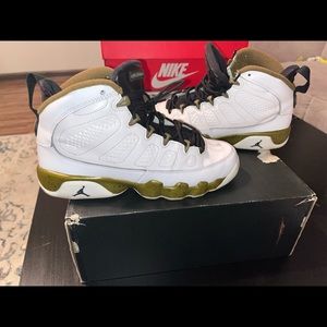 Air Jordan Retro 9 Statue